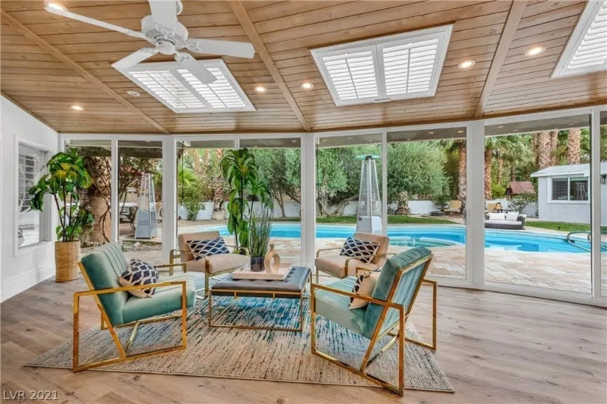 Contemporary sunroom staged for Stageasily home staging in Las Vegas